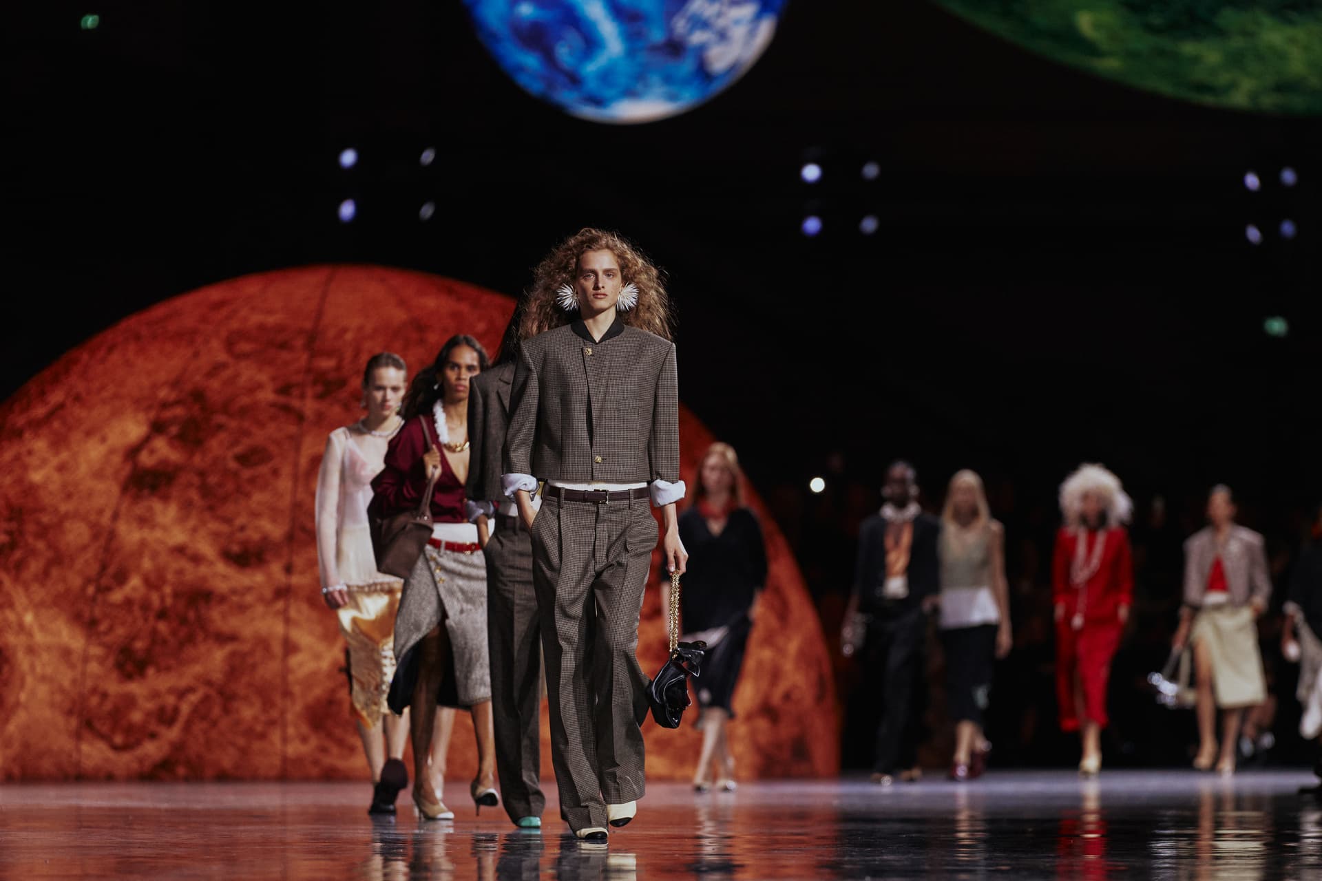 Škatulata na vrcholu módy: Proč dnes kreativní ředitelé mizí po pár sezónách?