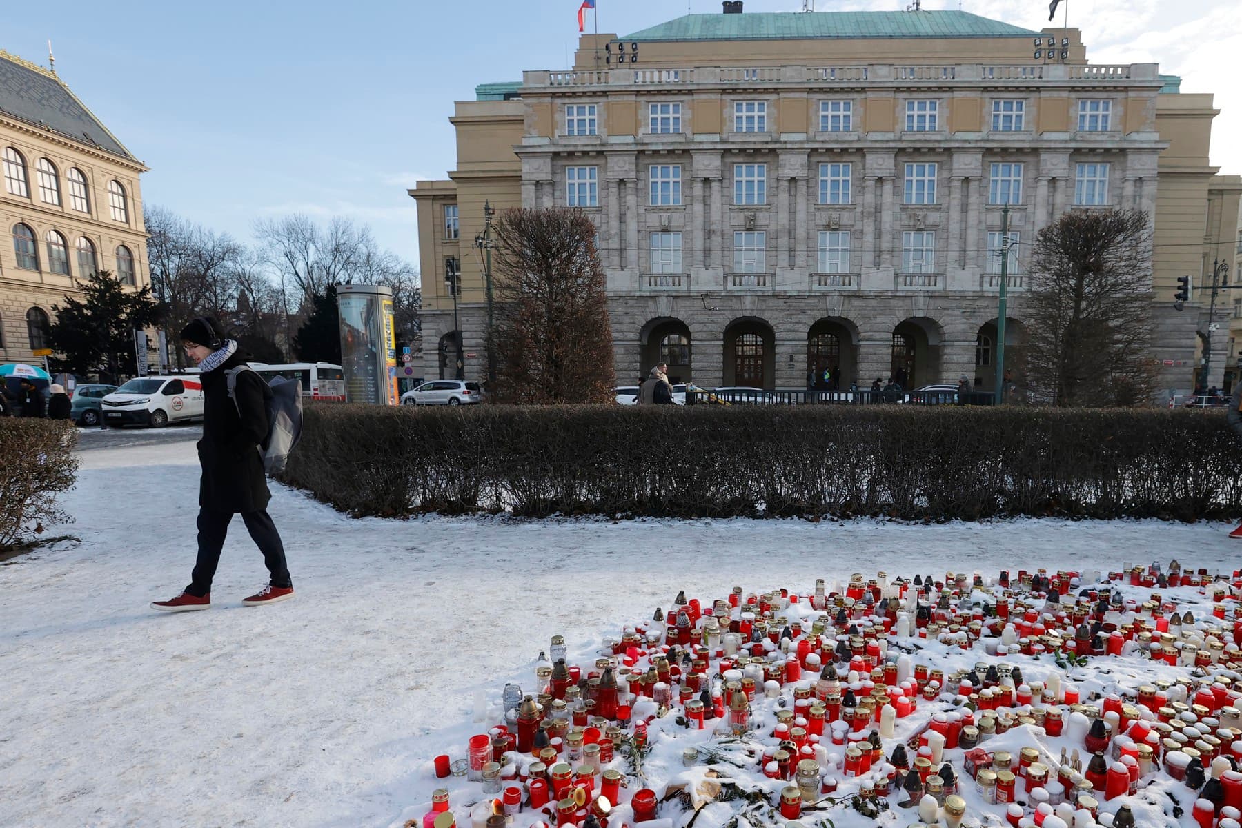 Mobil střelce se hlásil z fakulty. Policie o lokalizaci požádala až o 19 minut později, ukazuje VINA