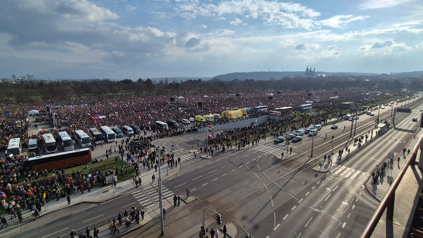 Jak se dělá demoška. Letná pohledem z backstage
