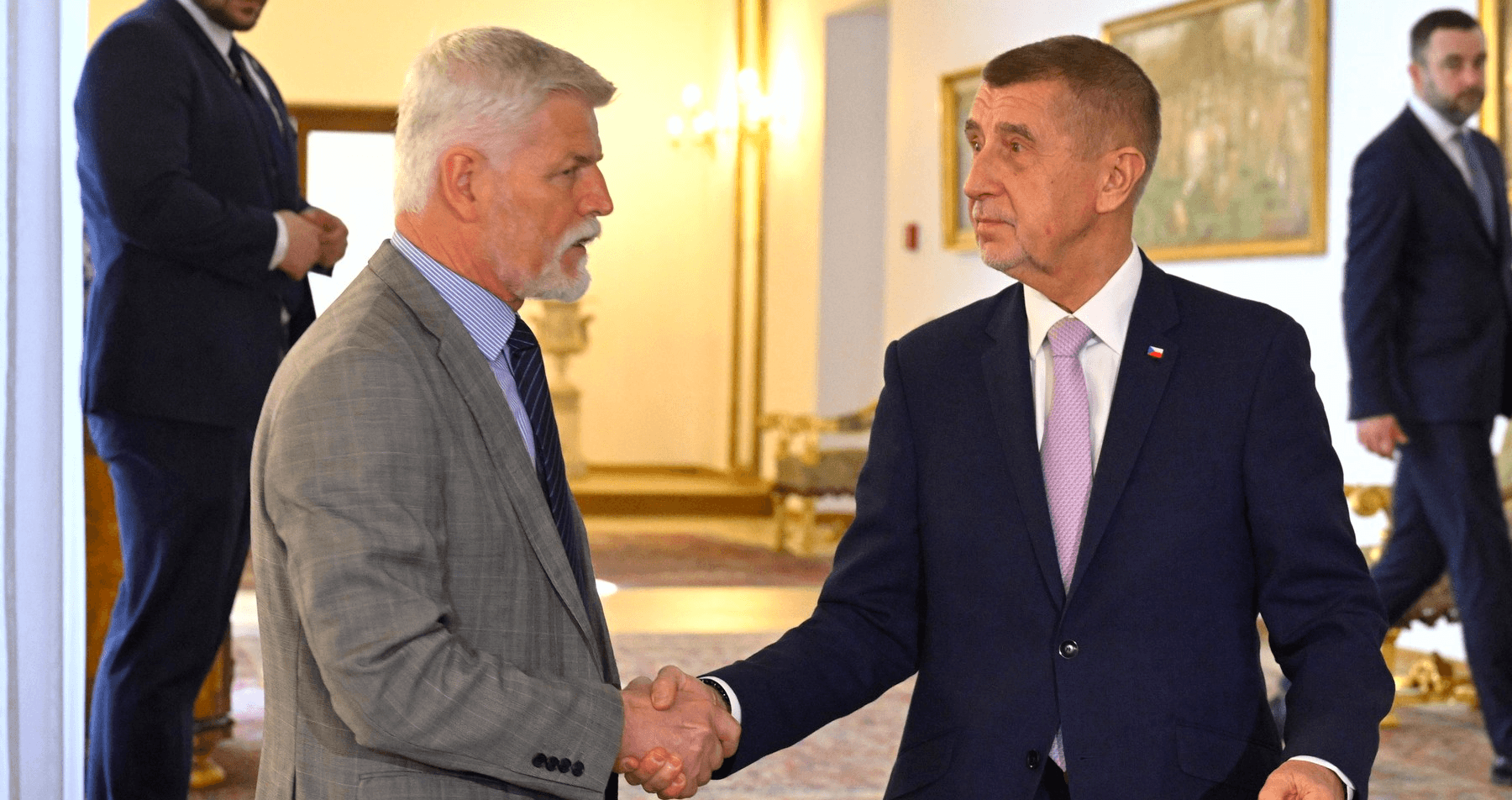 Euro jako noví Sudeťáci. Babiš s Pavlem jedou vládní telenovelu o věcech, které vůbec nehrozí